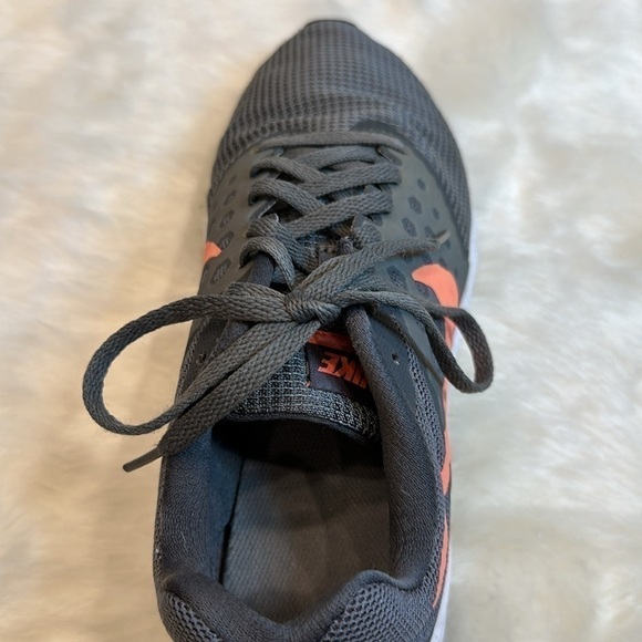 Nike running shoe grey, peach swoosh, white/black soles size 8W - Picture 11 of 14